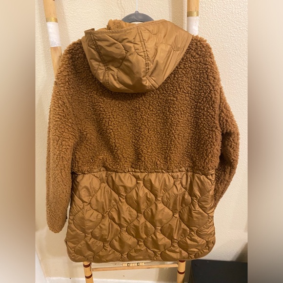 Quilted and sherpa parka. Old Navy size large. - Picture 2 of 6